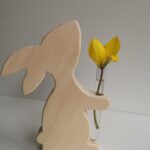 Lapin en bois massif avec vase pour mettre une fleur