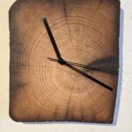 Horloge en vieux bois de chêne, fabrication artisanale par la menuiserie BOECKEL à mittelbergheim