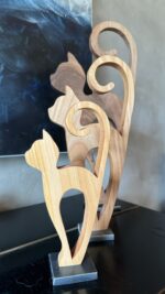 Chat en bois et acier, déco originale et épurée