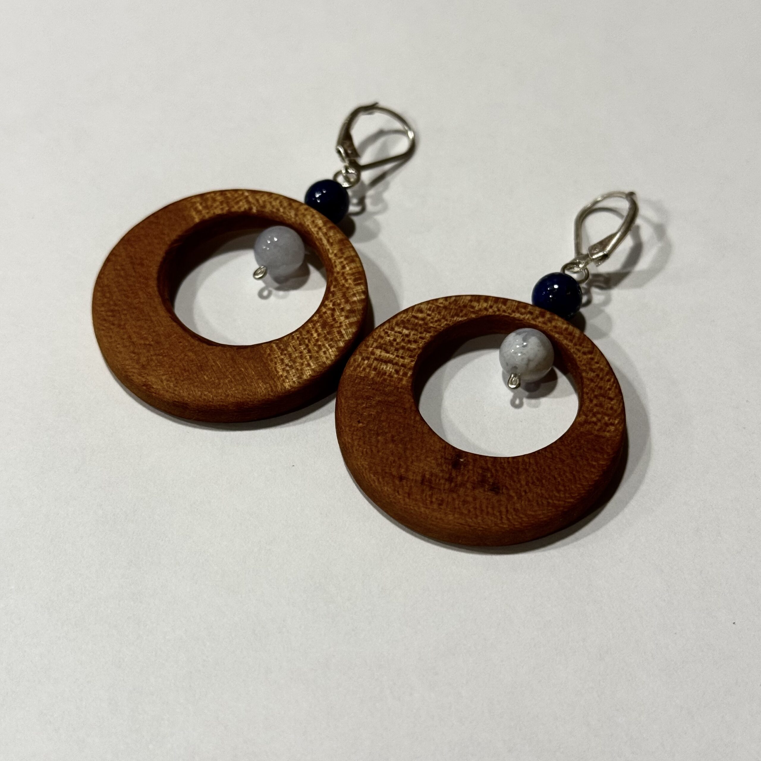 IMG_6651 Boucles d'oreille en bois et pierres naturelles – Image 1
