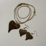 Parure coeur en bois de noyer massif